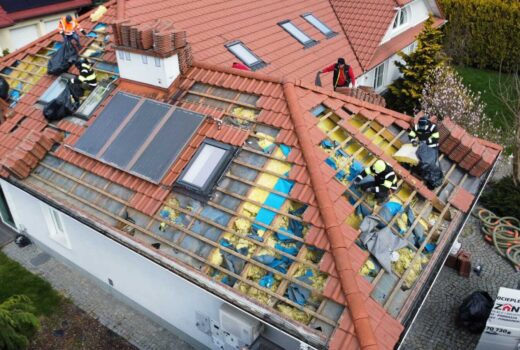 Naprawa dachu po kunach - wdmuchiwanie celulozy