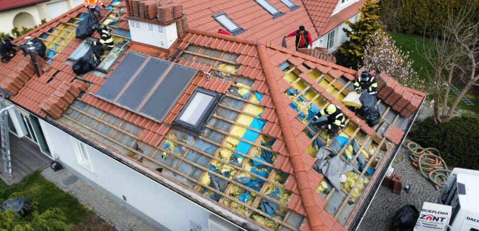 Naprawa dachu po kunach - wdmuchiwanie celulozy